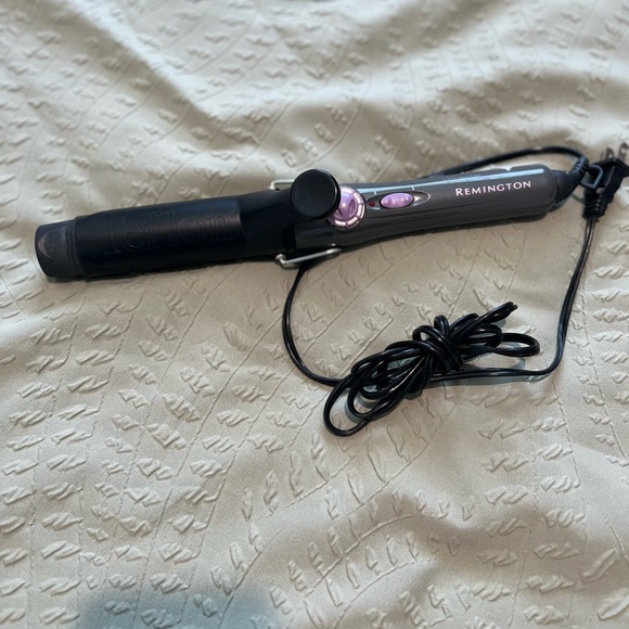 Remington  Curling Iron  Relaxed Curls - Picture 1 of 4
